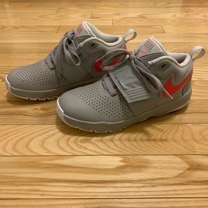 Nike Kids Team Hustle D8 Size 2.5